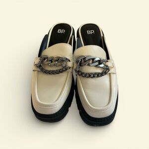BP. Tristan Chunky Heel Cream Faux Leather Chain Accent Mules Size 9